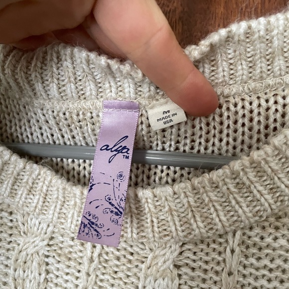 Cute cream colored lightweight sweater with detailed pattern - Picture 3 of 4